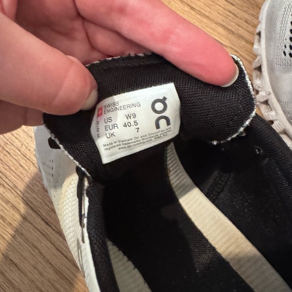 On Running White and Black Shoes - Picture 6 of 7